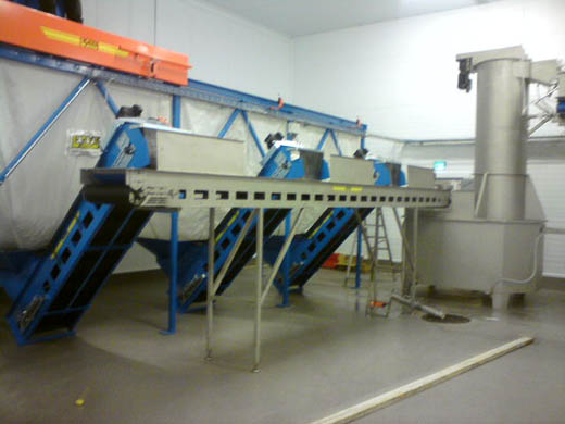 Mottagssilosar med utmatning till stenfr&aring;nskiljare